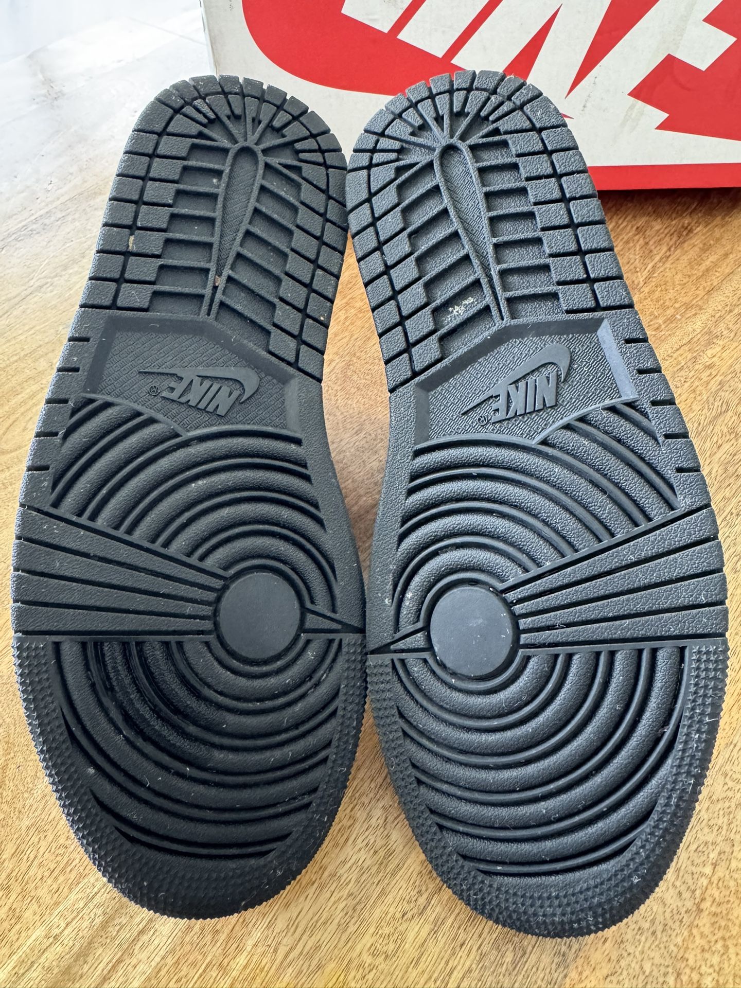 Jordan 1 Low crimson Tint Size 7.5 VNDS