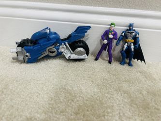 BAT VHC 4” Vet Batcycle TRGX GML. Includes Bat man and Joker toy and works perfectly