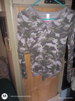 No Boundaries Size Medium cameo long sleeve shirt