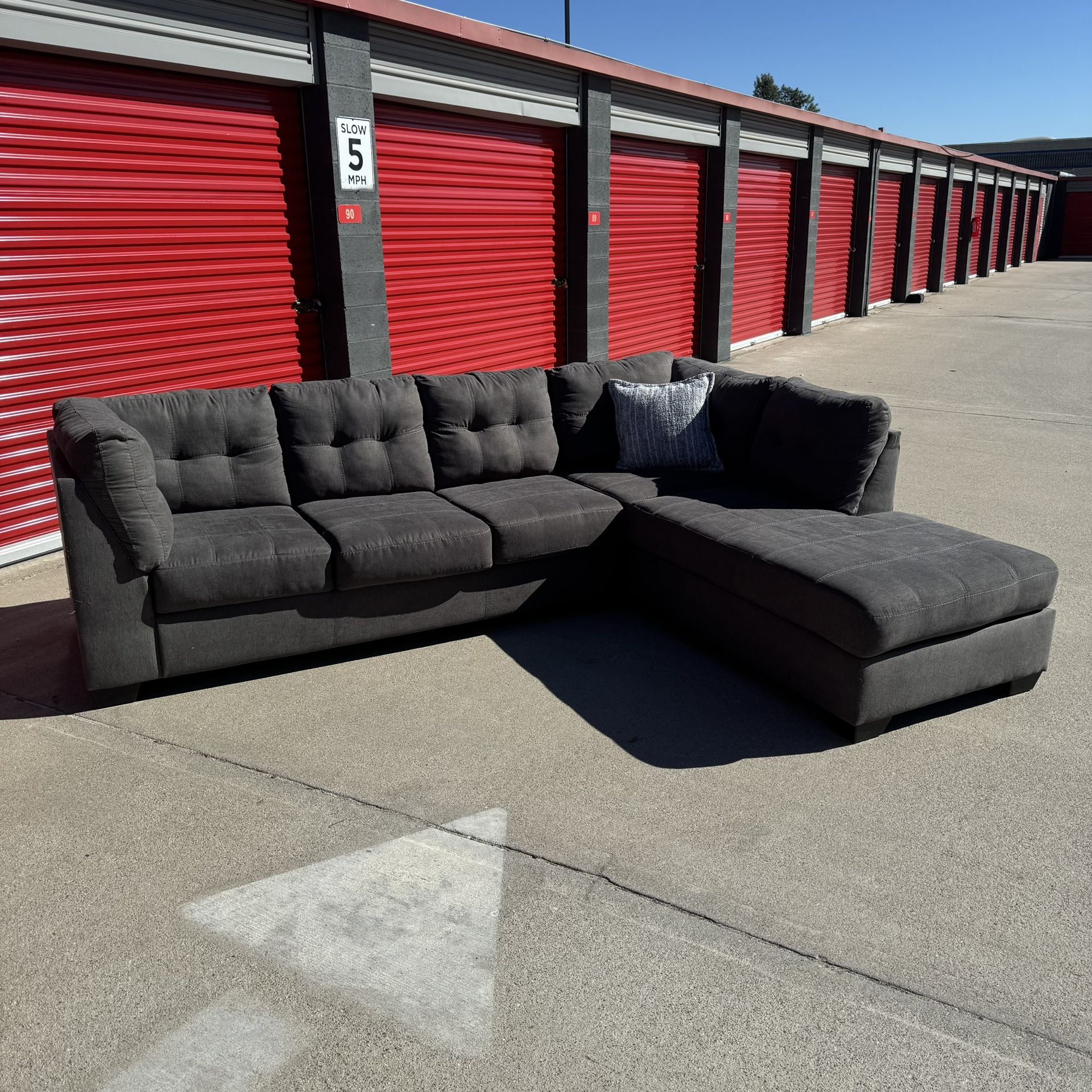 Gray Sectional Sofa with Chaise | Sofá Seccional Gris con Chaise