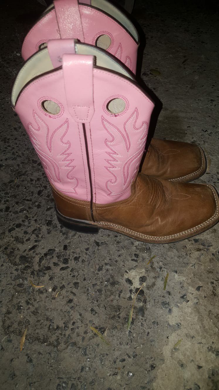 Girl boots size 3