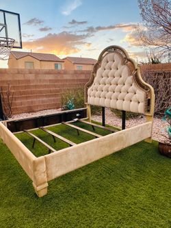 BEAUTIFUL CAL KING TUFTED BED FRAME ( SANCTUARY BY HOOKER FURNITURE ) FREE DELIVERY 🚚 FIRST FLOOR ( GOOD CONDITION 👌🏻🥰 )