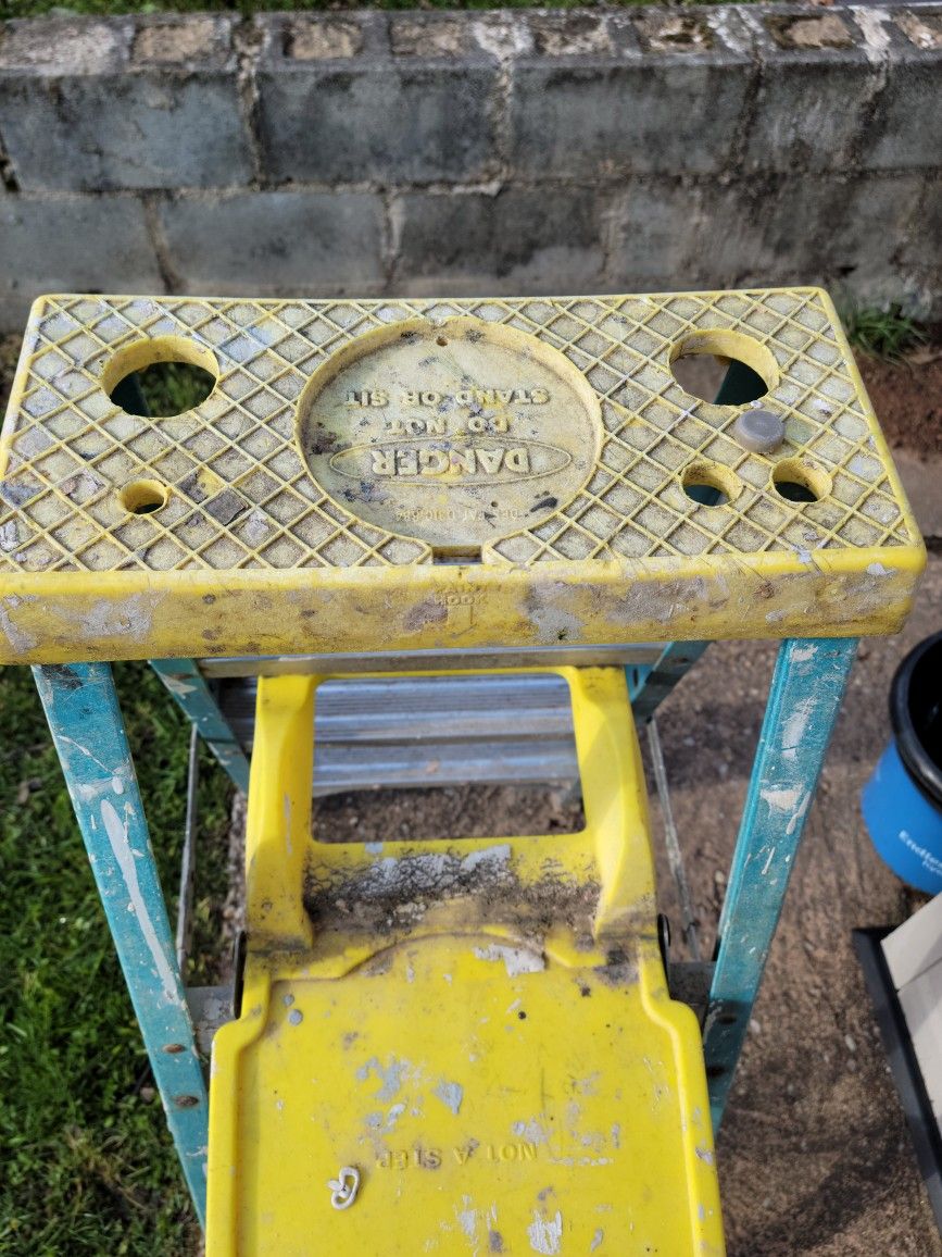 Fiberglass Step Ladder