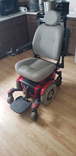 Quantum Q6 Edge Power Wheelchair – Mid-Wheel Drive – Fully Functional

Selling a Quantum Q6 Edge power wheelchai