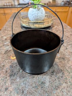 Vintage Seasoned Cast Iron Pot with Bail Handle Made in USA