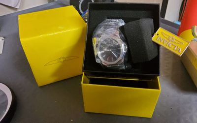 New in Box. Mens invicta Speedway watch 42mmsreel Please see our other items for we have many many watches to be listed Please view other items