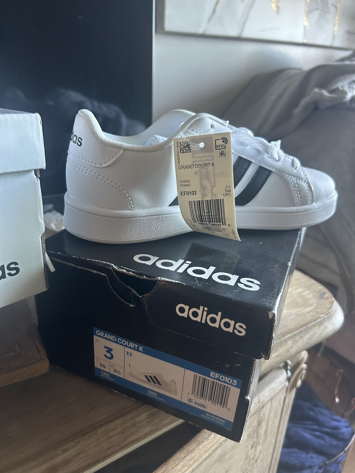 $25 ADDIDAS Sz’s: 3,4 & 6. Kids & Adult