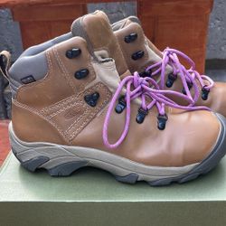 NEW.  Keen Women Boots Shoes Size 11