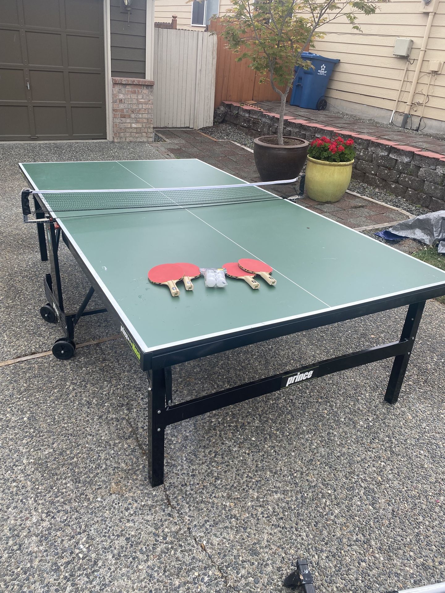 Prince Folding Ping Pong Table With 6 New Paddles And Plenty Of Balls