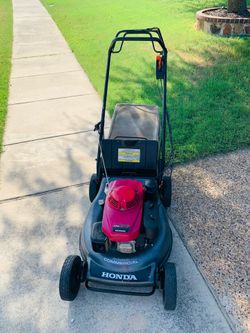Great condition Honda Commercial Self propelled lawnmower