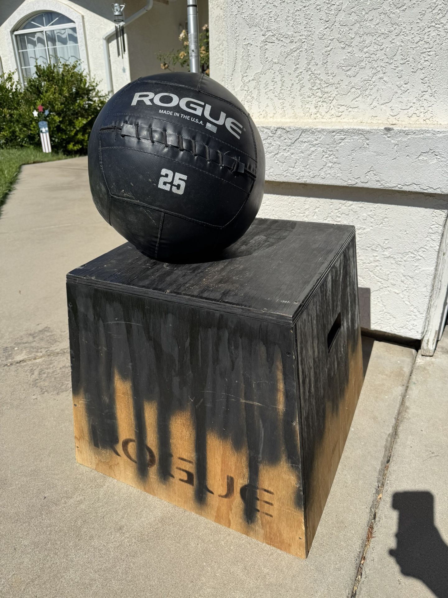 ROGUE FITNESS 20” Plyo Box And 25LB Medical Ball