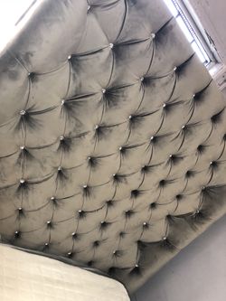 Queen tufted bed