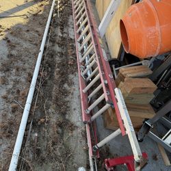 32ft Fiberglass Ladder W/levelers