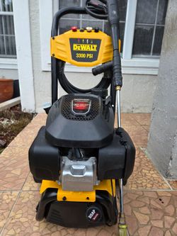 PRESSURE WASHER POWERED BY HONDA GCV200 GAS ENGINE WITH 3300 PSI AT 2.5 GPM