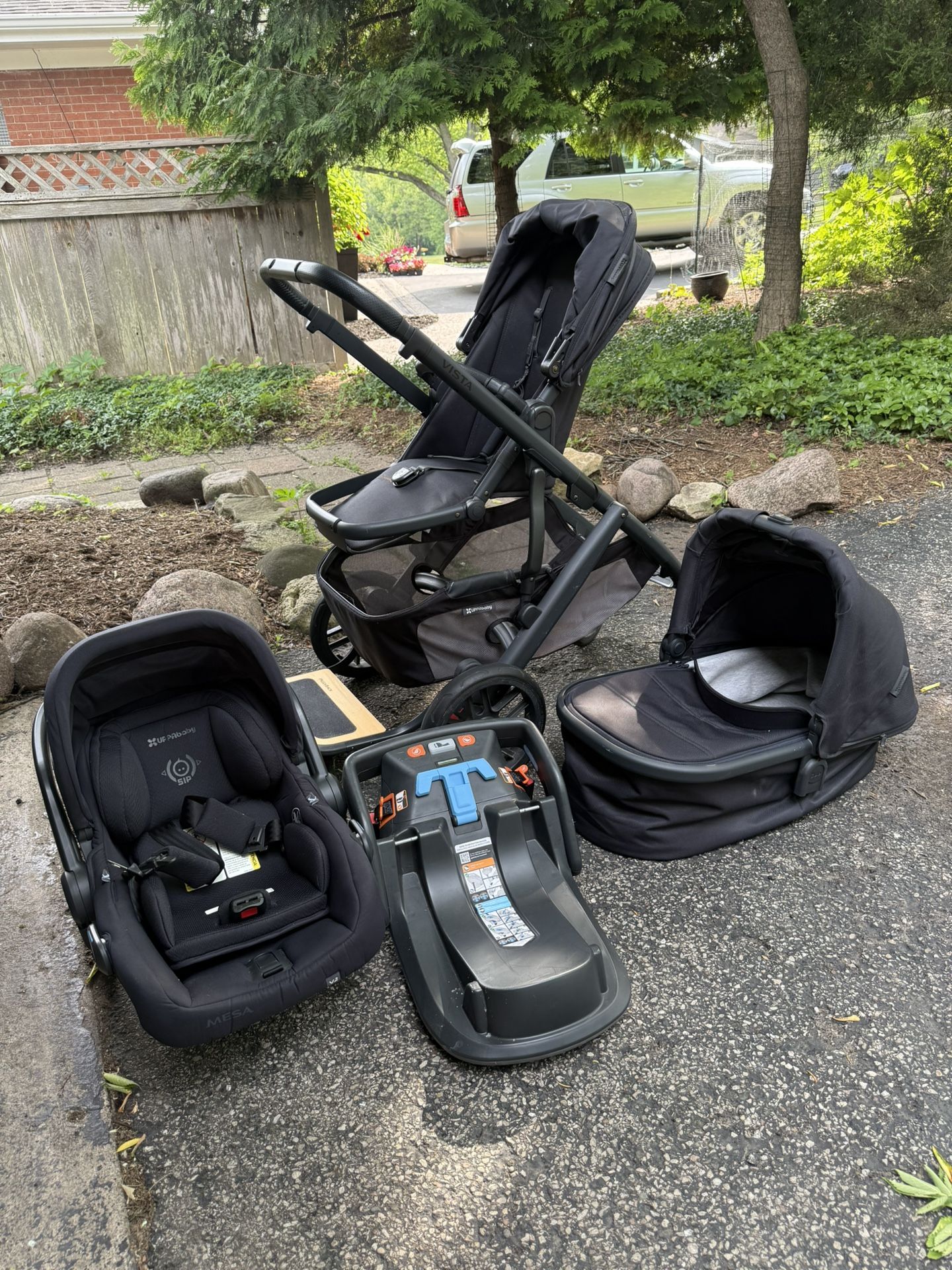 UPPAbaby Vista V3 Stoller, Bassinet, Car seat/Base- great condition!