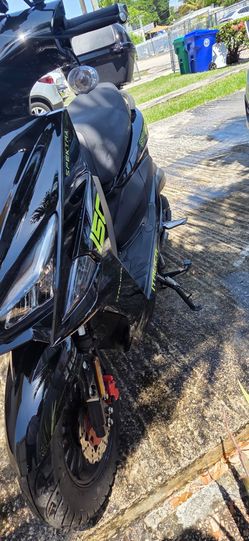 Moto scooter itálica 150 color negro