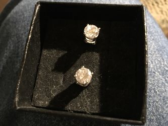 925 White sapphire studs
