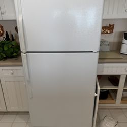 GE 22 Cu Ft Refrigerator 