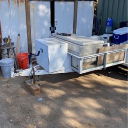 Se ve de Traila 5 × 8 en buenas condiciones en Spring Valley