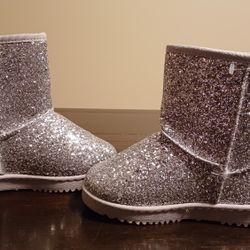 Ugg Style Silver Glitter Boot By Link Brand: Size 2.
