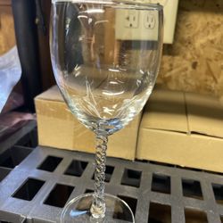 Set of 12 Wine Glasses + Storage Box – Excellent Condition