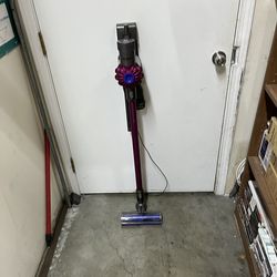 Dyson V7 Vacuum NEEDS BATTERY