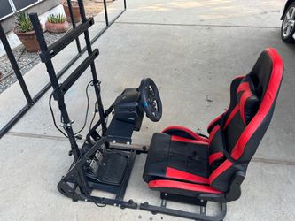 Logitech G923 steering wheel with racing sim