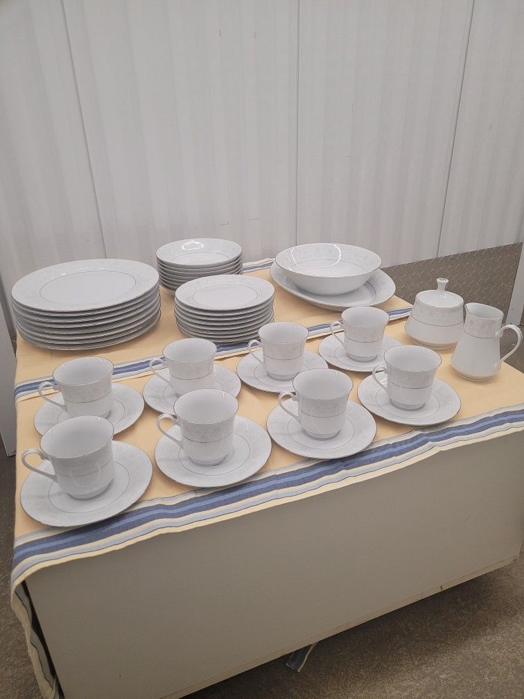Crown Ming Fine China Set