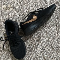 Black Nike Tennis Shoes