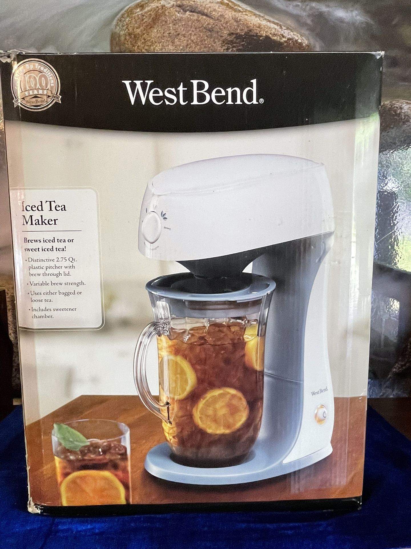 New West Bend 2.7-Quart iced tea maker, White never unpacked. All