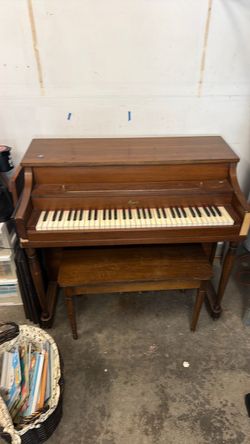 Small musett piano.