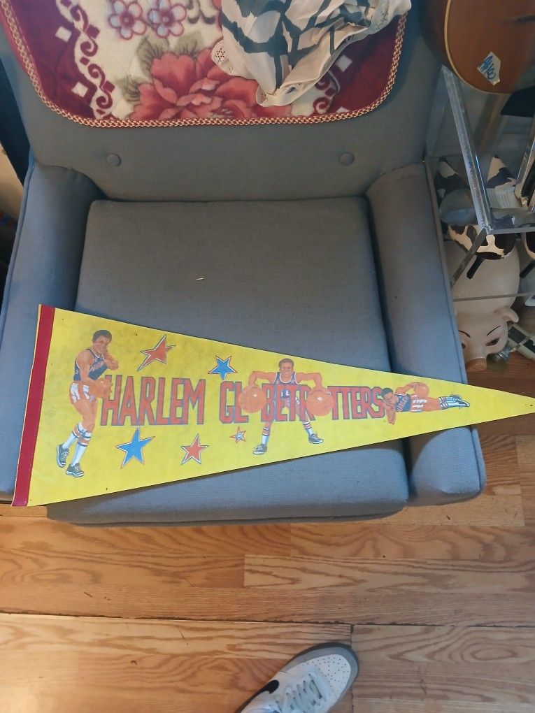 1970'S 1980'S HARLEM GLOBETROTTERS BASKETBALL PENNANT FLAG
