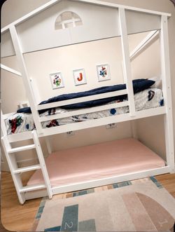 Twin bunk bed