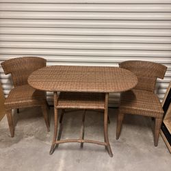 Like new wicker patio set