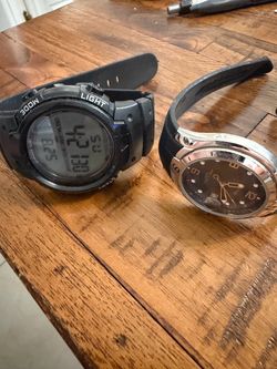 Lot of 2 free watches