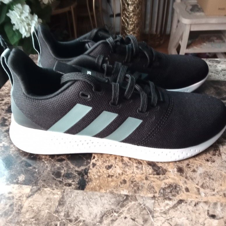 ADIDAS SIZE 8, NEW NO TAGS. 