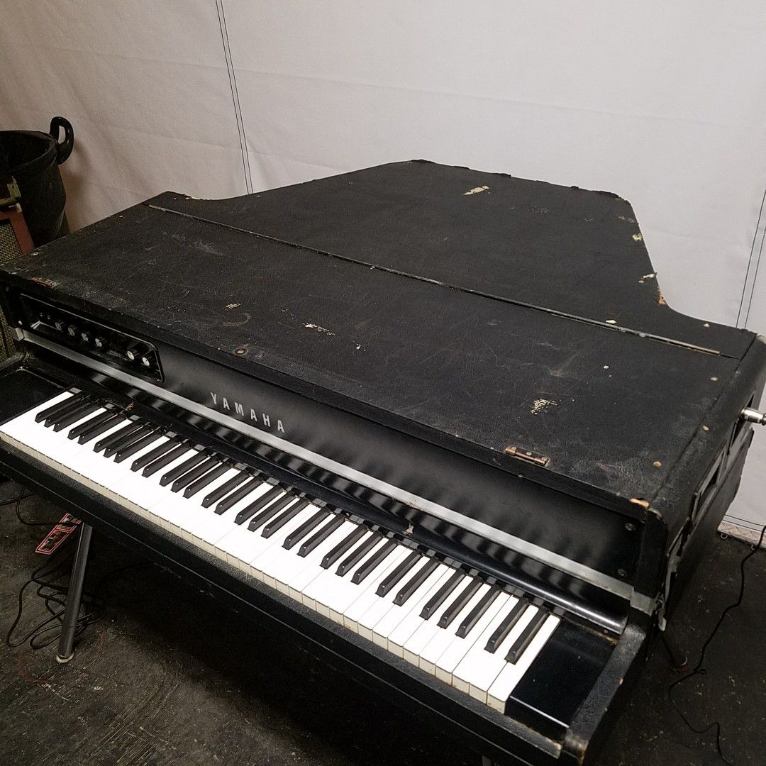 Yamaha CP70b Electric Baby Grand Piano
