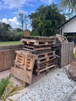 Wood pallets fir Free