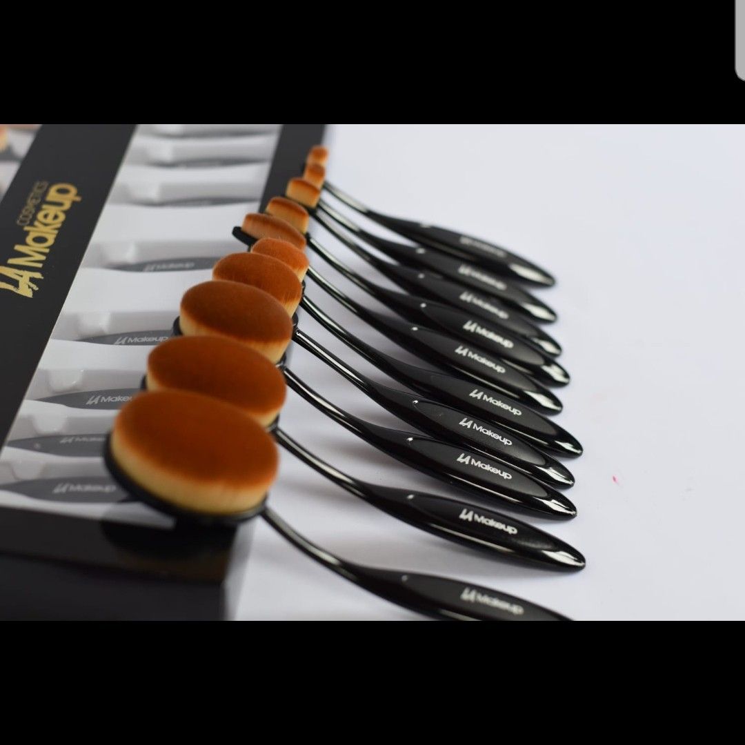 10 Pcs Oval makeup brush set. from LA makeup