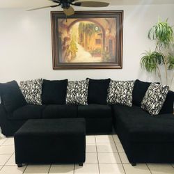 Black Comfortable Sectional !! New In Stock!! 