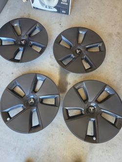 Tesla model 3 hubs caps! Good Condition