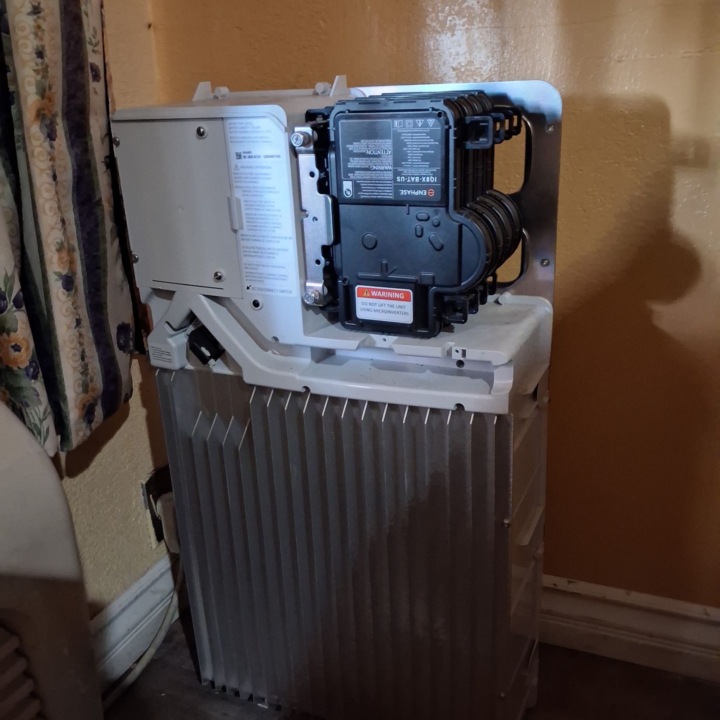 Enphase Encharge B03-A01-US00-1-3 Battery With Four IQ8x