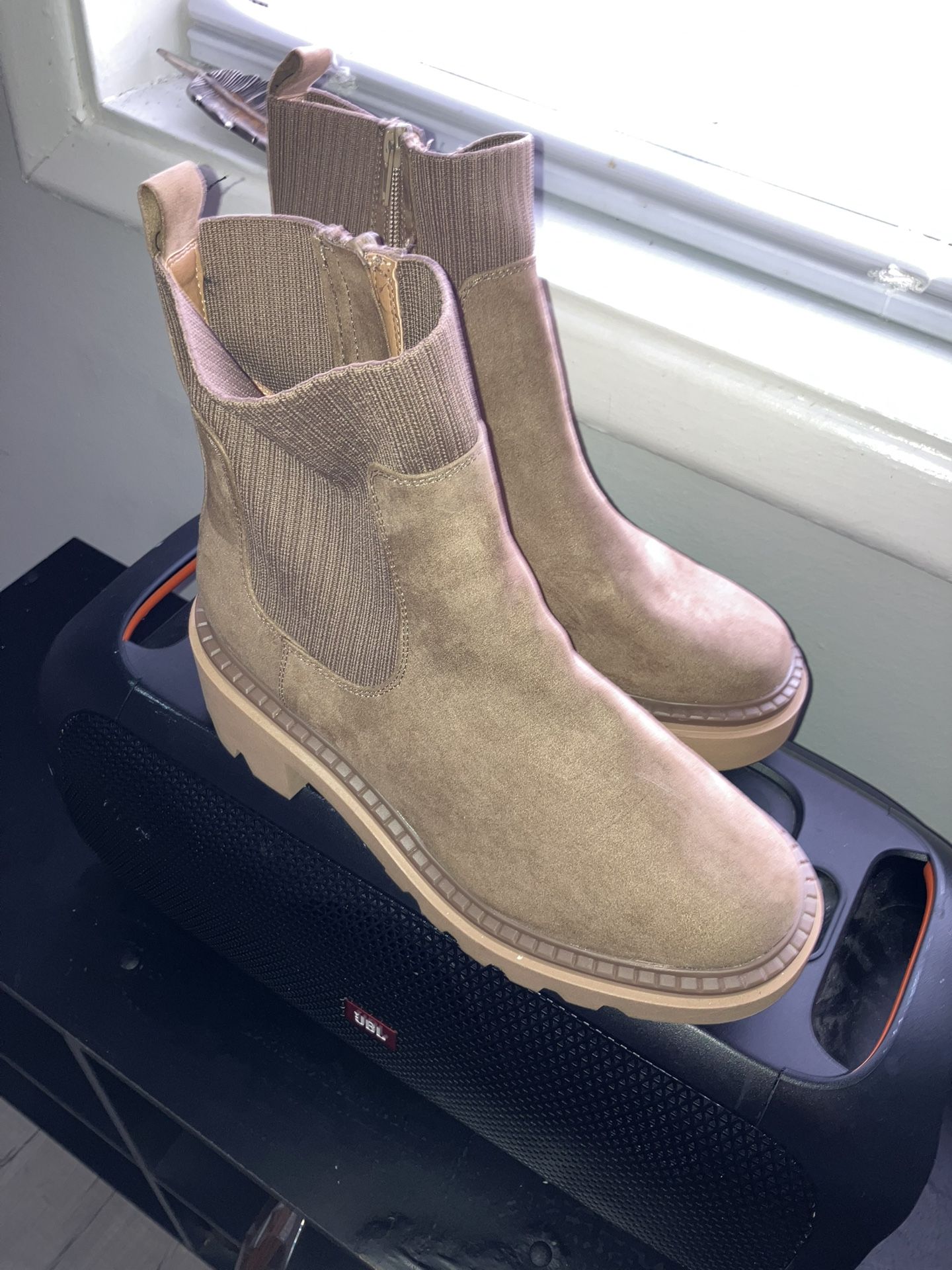 $50 BRAND NEW WOMENS TAN SUEDE BOOTS SIZE10