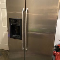 GE Refrigerator  Side By Side 
