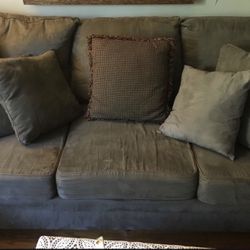 💕Couch Love Seat Coffee Table And 11 Pillows💕