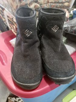 COLUMBIA BOOTS FOR WOMEN & SIZE 9 .....😁😊😍