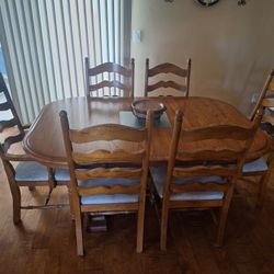 Dining room Table And Chairs 