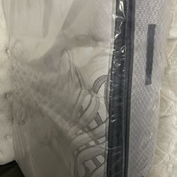 Super Thick Queen Pillow Top Mattress, Including Boxsprings. I Can Also Deliver.