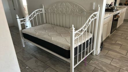 Daybed with mattress