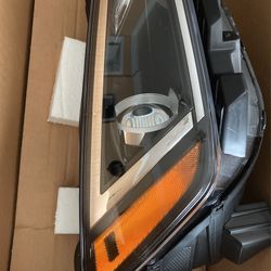 2019-2020 Hyundai Elantra Right Headlight 